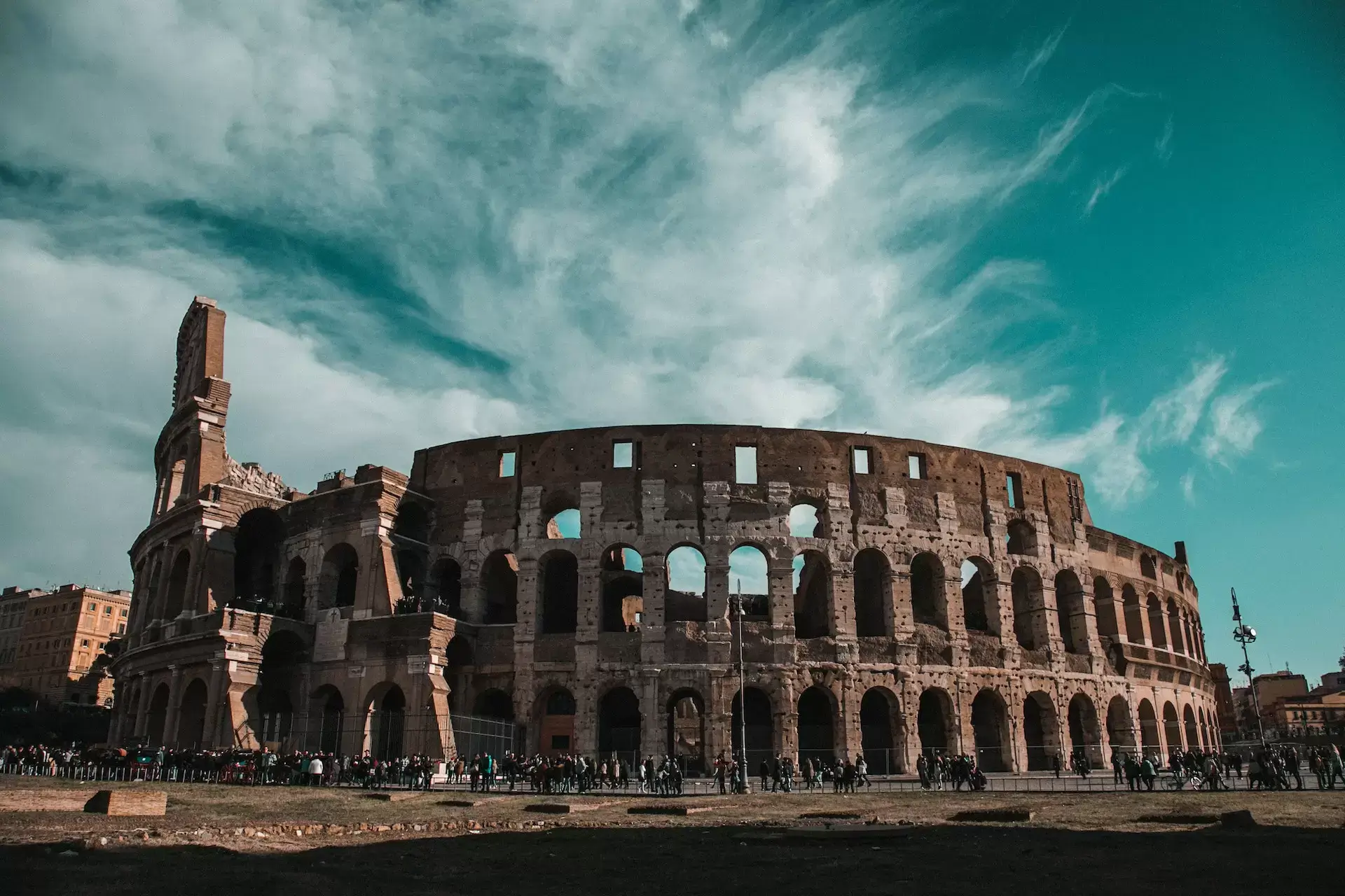 Se stai pensando di visitare la capitale d'Italia, ti consigliamo di non perderti questi 10 luoghi e monumenti che rendono Roma una città unica e affascinante. 